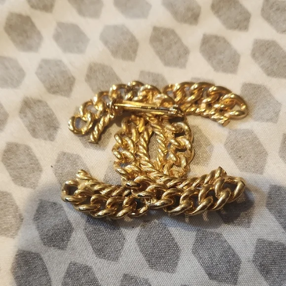 Vintage CHANEL Twisted Gold Chain Emblem (Need Fixing)